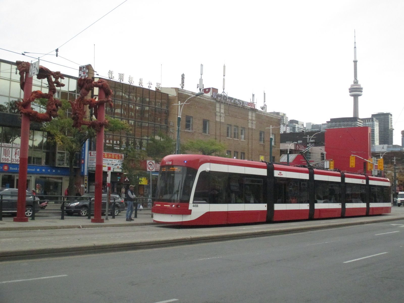 Tranvía rojo y blanco de la TTC circulando por Toronto.